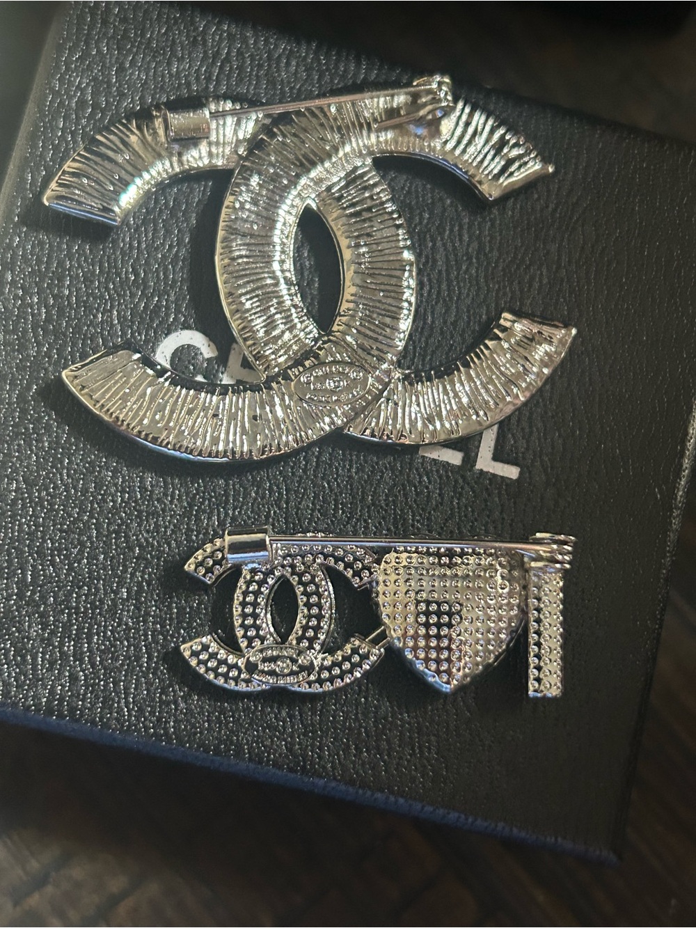CHANEL lot of 2 brooches pins with bag and box - Picture 3 of 4